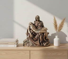 Nærbillede af bronzebelagt Pietà figur